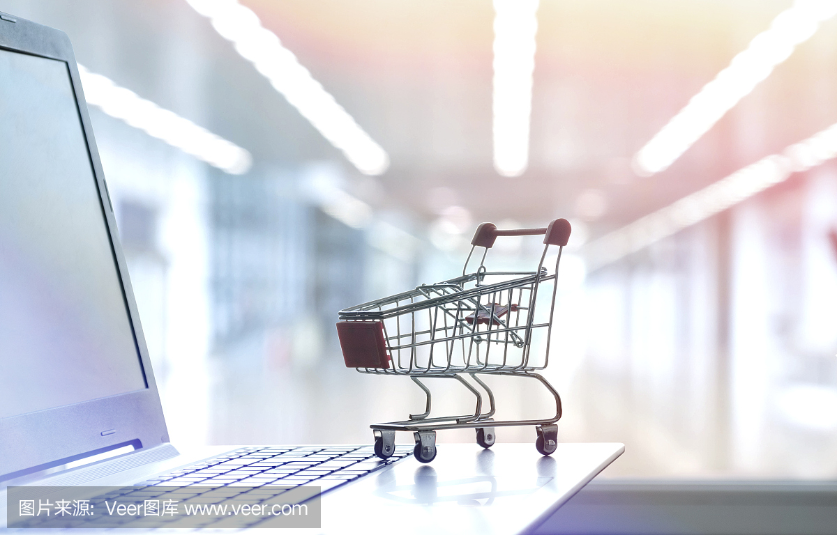 網(wǎng)上購物概念:筆記本電腦上的迷你購物車