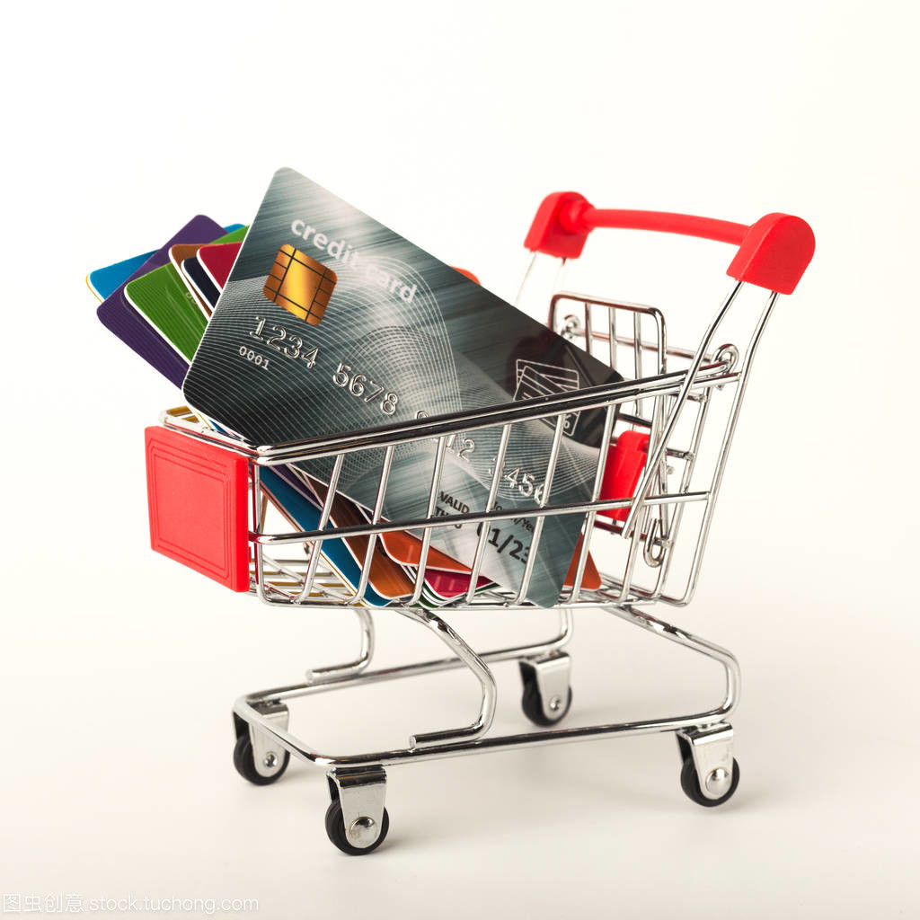 帶信用卡的購(gòu)物車在白色背景下被隔離